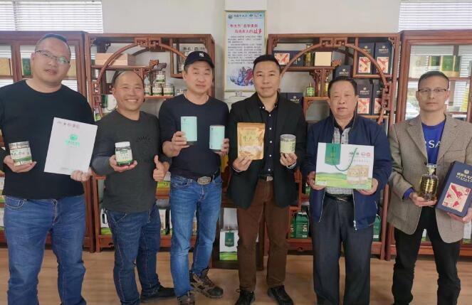 中華金廚、中國烹飪大師黃熾華師傅和“華家班”秘書處成員一行蒞臨粵森指導牛大力菜品研究與開發工作。